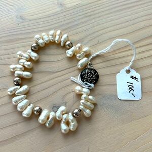 River pearls bracket with silver mini balls and clasp. Length 7 1/2 inches.